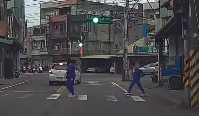 紅燈照衝!八德駕駛無視行人穿越 網轟:根本看不見紅燈 61 1744958436256