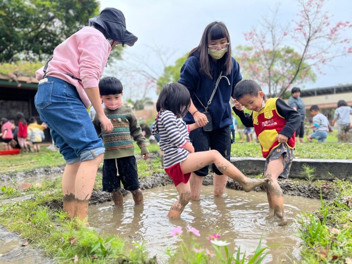 八德幼兒園推廣環境教育 學童親手插秧培養永續概念 68 135977 0 scaled