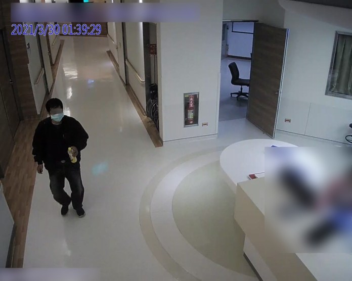 女痔瘡手術離奇癲癇亡 竟是老公下狠手詐領保險 58 110年3月30日張嫌手持寶特瓶返回病房