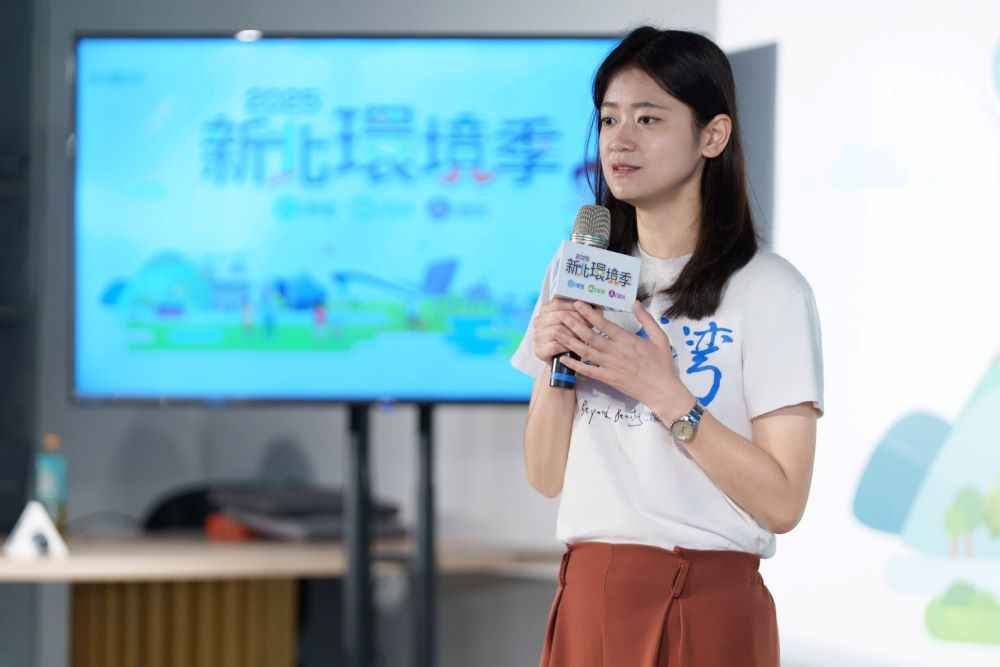 《圖說》齊柏林基金會環境教育部翁友梅主任分享與環境季合作推出的全新展覽《共森》,展覽結合香氛、270度環繞投影及互動心理測驗,讓觀眾在感官體驗中認識森林與自我。〈環保局提供〉