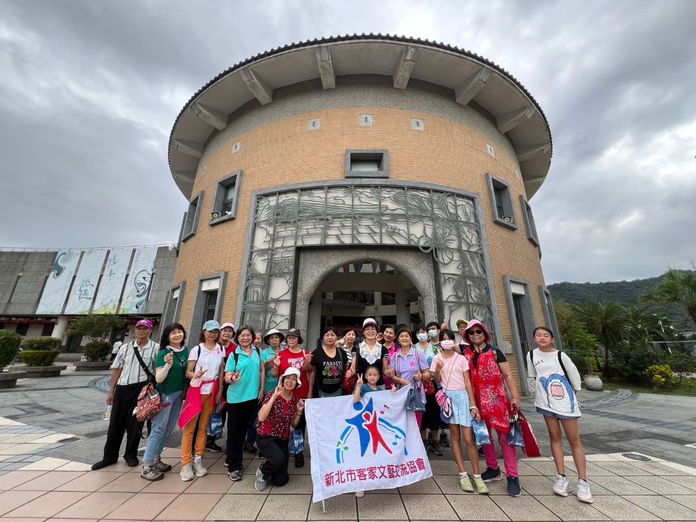 《圖說》2024作客三鶯趣走讀小旅行,參與民眾於客家文化園區圓樓前合影。〈客家局提供〉