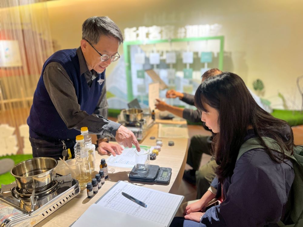 《圖說》新北客家山河紀特展香氛職人進駐,帶領民眾調製專屬的香氛膏。〈客家局提供〉