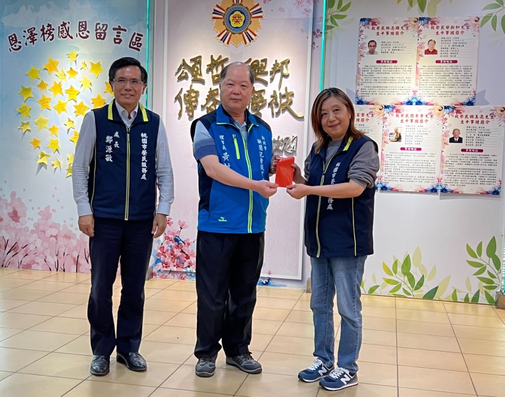 《圖說》新北市新聞記者職業工會理事長黃村杉捐助桃園榮服處榮民遺孤認養金,由該處徐幗徽代表接受,左為處長鄭源敏。〈記者葉柏成攝〉