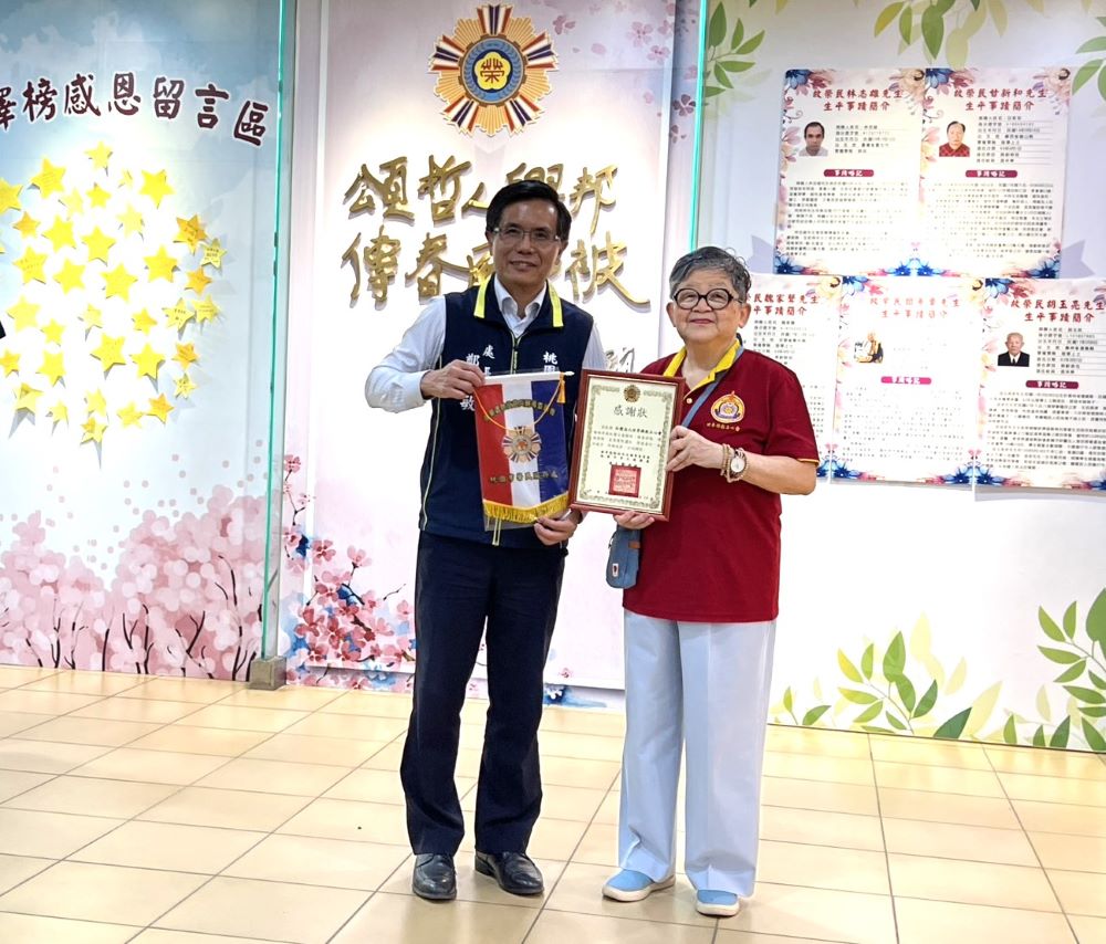 《圖說》鄭源敏處長致贈陳和慧執行長感謝狀。〈記者葉柏成攝〉