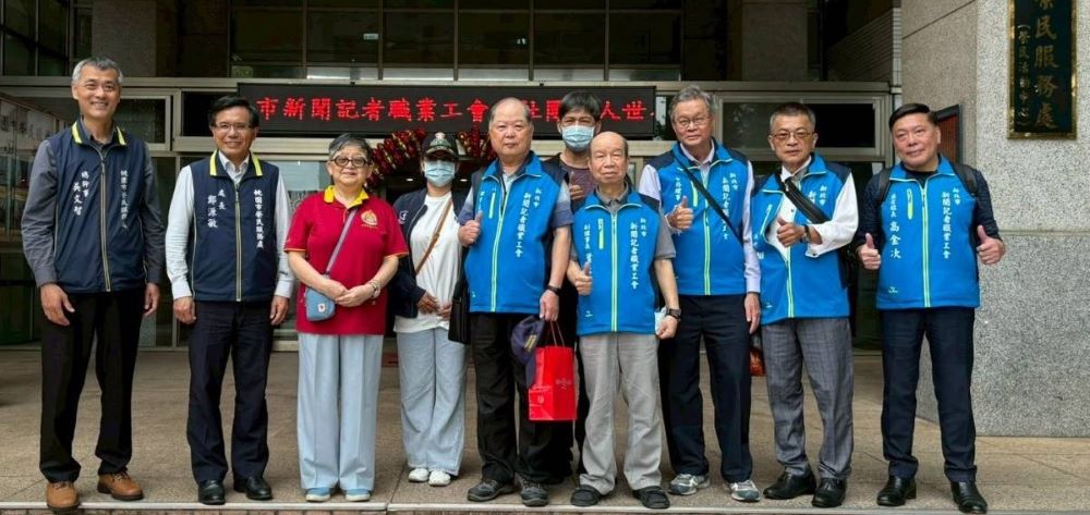 《圖說》新北市新聞記者職業工會成員、世界佛教正心會陳和慧與桃園榮服處鄭源敏處長、吳文智總幹事攝於榮服處。〈桃園榮服處提供〉