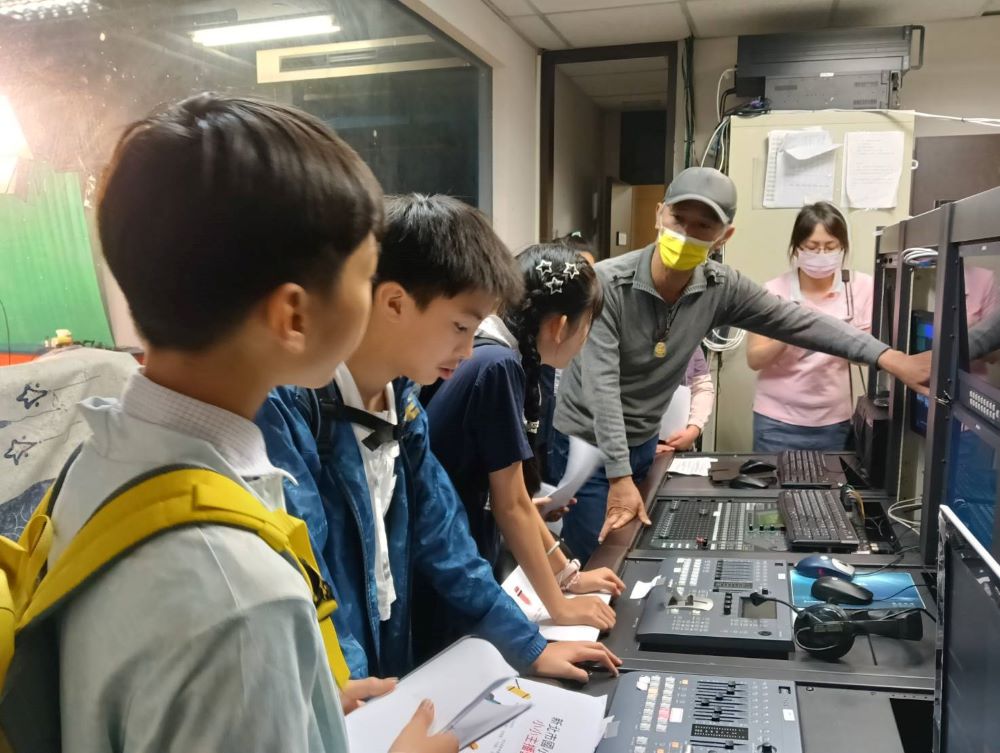 《圖說》小小主播營同學分ABCD四隊,輪流到新聞四組體驗營,由講師們帶領學童瞭解媒體新樂趣。〈主辦單位提供〉