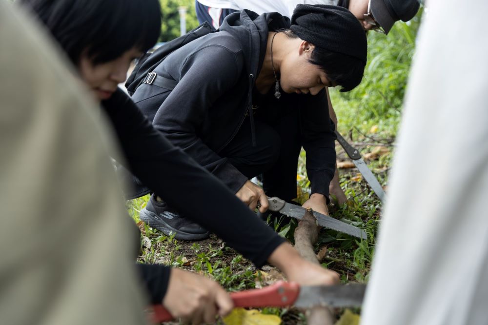 《圖說》「環境藝術創作營」觀察濕地水質及水棲生物。〈高灘處提供〉