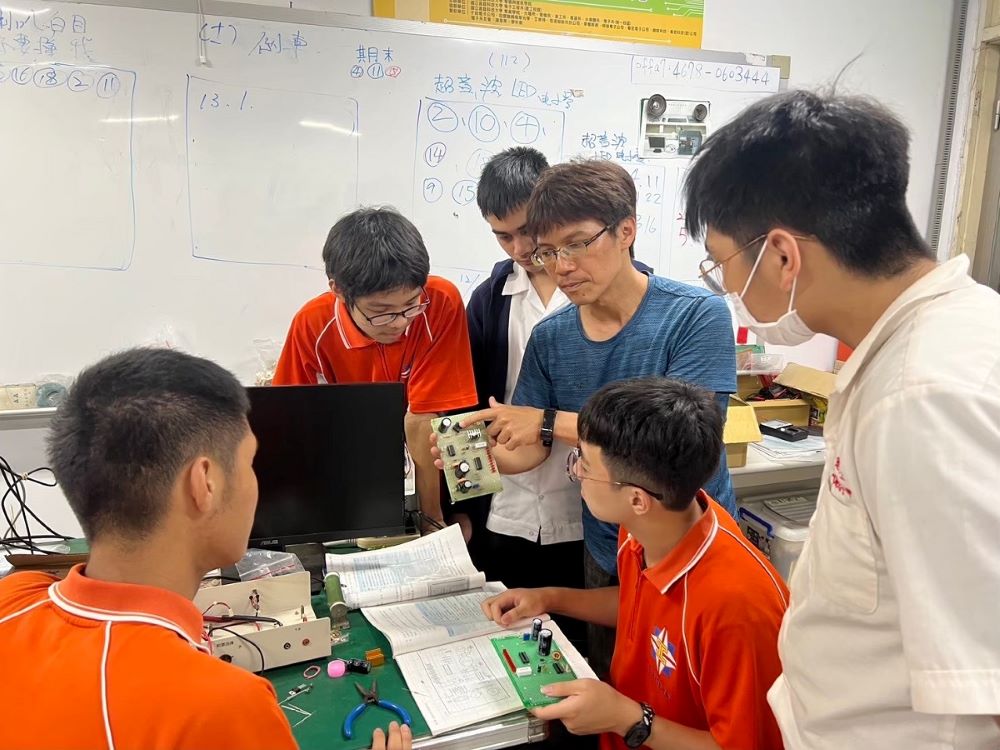 《圖說》電子科張世穎老師〈中〉利用晚上時間培訓選手參加乙級證照術科練習。〈花工提供〉
