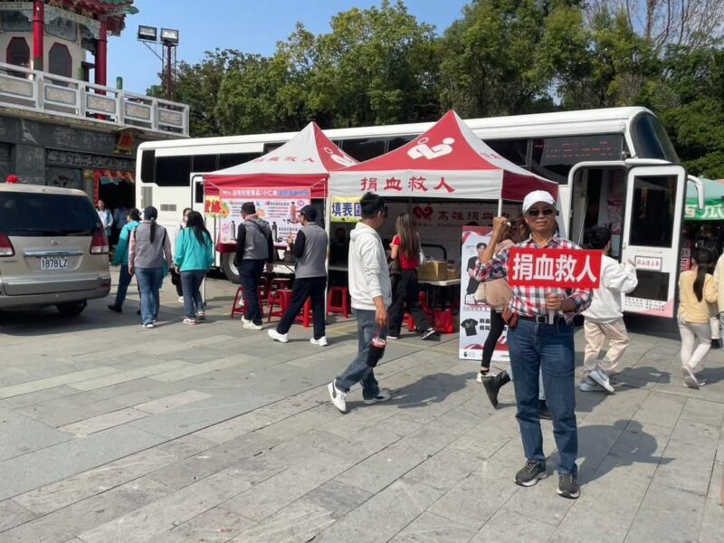 圖文:小仁泉母親節活動開跑 寵愛媽咪手撕優惠券正夯。