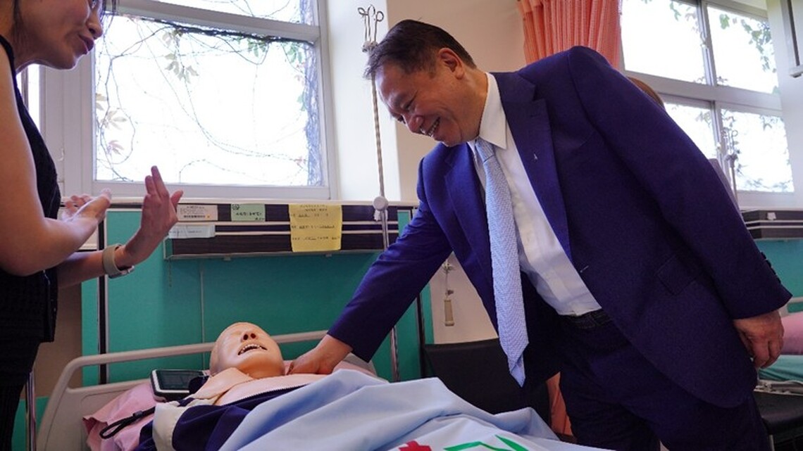 大千健康醫療體系總裁徐千剛(右)參觀護理科急重症模擬病房