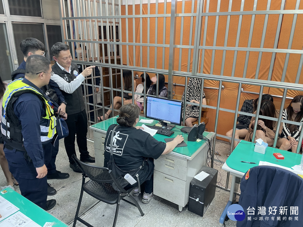 中壢警分局執行「雷霆除暴專案」，針對轄內20處特種營業場所展開擴大臨檢行動。
