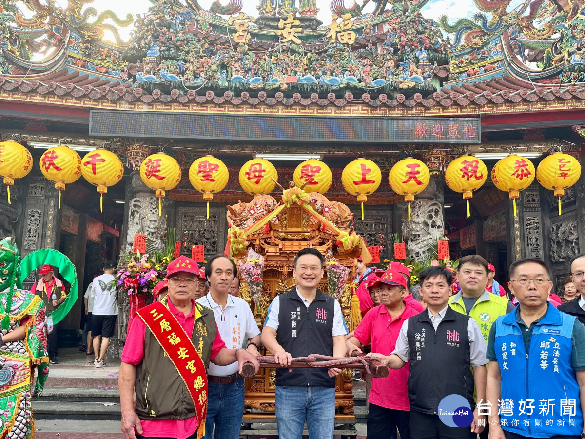 桃園市副市長蘇俊賓出席「114年大三層媽祖文化節活動」與貴賓合影。