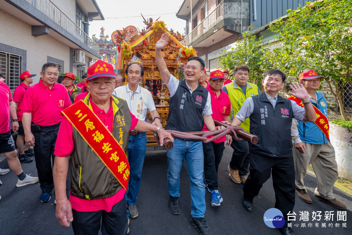 蘇副市長扶轎至牌樓。
