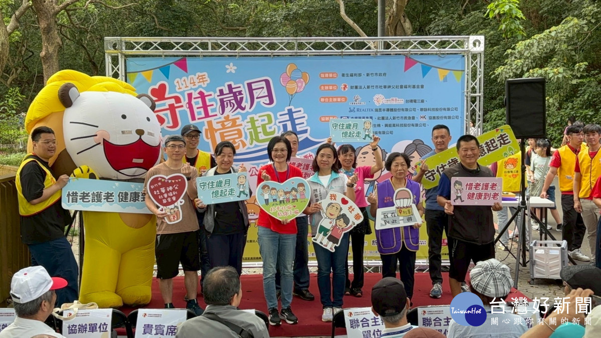杜華社福基金會執行長楊銀美(左4)及與會貴賓。