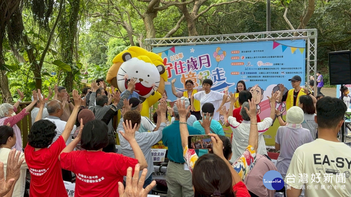 梁淯傑專業師資志工與民眾一起跳有氧暖身操。