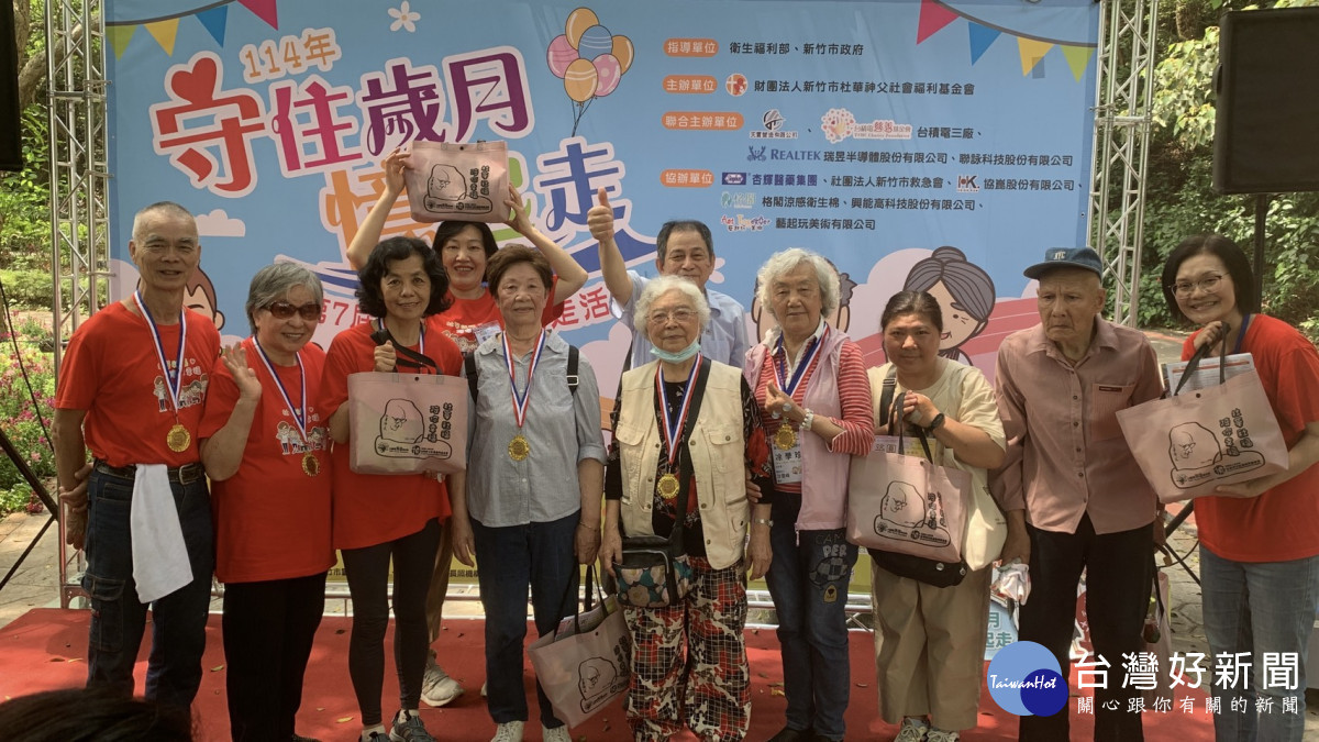 杜華社福服務之獨居長者由志工陪同健走完賽。