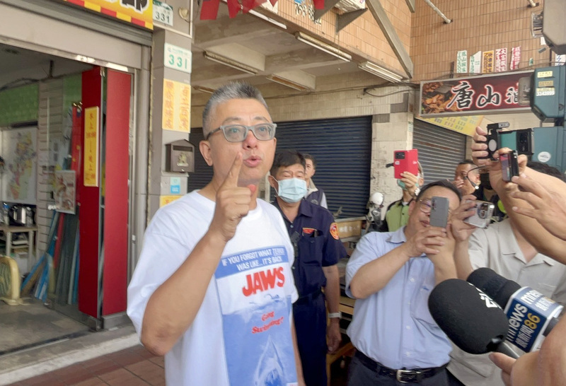 朱磊18日被帶回偵訊,晚間移送高雄地檢署複訊。中央社