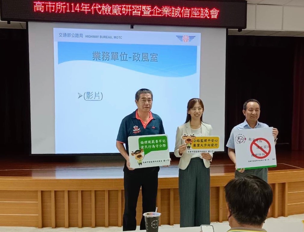 ▲圖說:張素芳主講,律師以輕鬆、活潑的方式講授法律風險及避雷心法,讓與會人員收穫滿滿。( 記者李堂安翻攝)