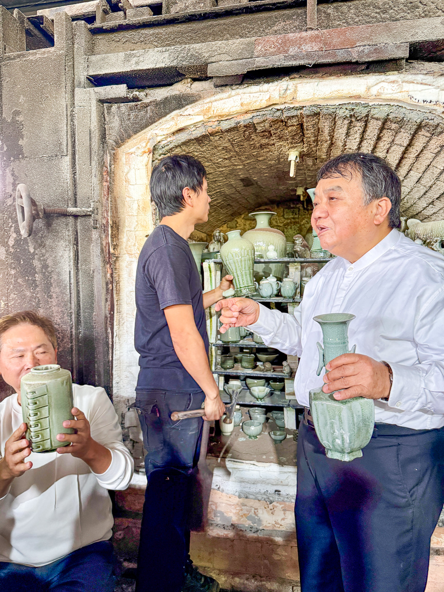 ▲能燒製出「翡翠青瓷」當代大師何志隆，日前在台東泰源窯廠開窯。（圖/何志隆提供）