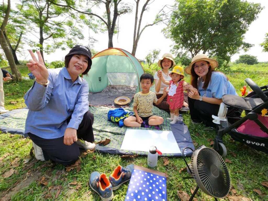 ▲寫生活動吸引許多親子參加，周春米縣長親切問好。（屏東縣環保局提供）