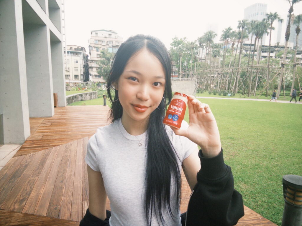 林品彤在7-ELEVEN買「新養樂多」