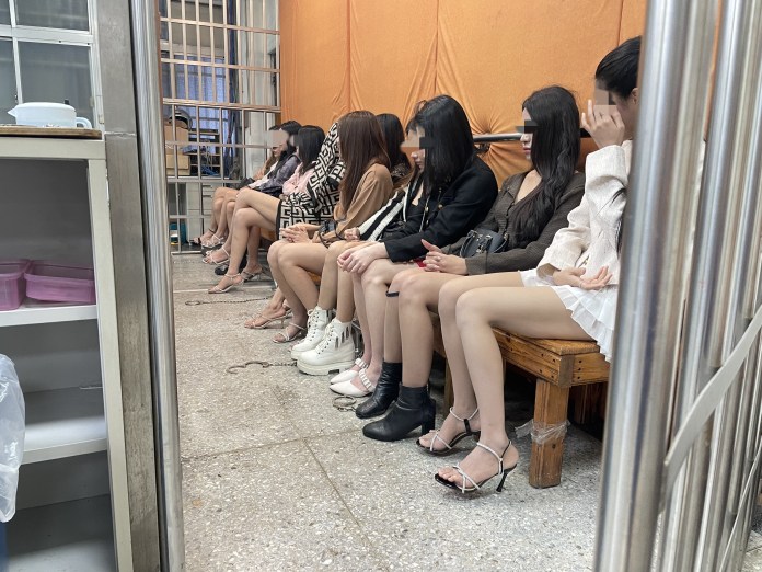 壢警雷霆掃蕩深夜突擊特種場所 15泰女非法陪酒全遭逮 58 S 13156426