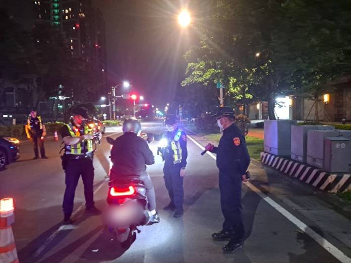 八德警雷霆除暴不打烊 出動42警力維護轄區安全 60 776452