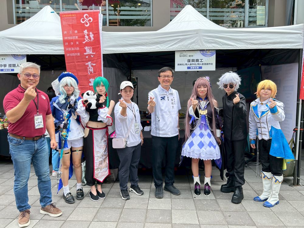 《圖說》張明文局長與cosplayer同樂合照,感受新北學子們多采多姿的表現。〈教育局提供〉