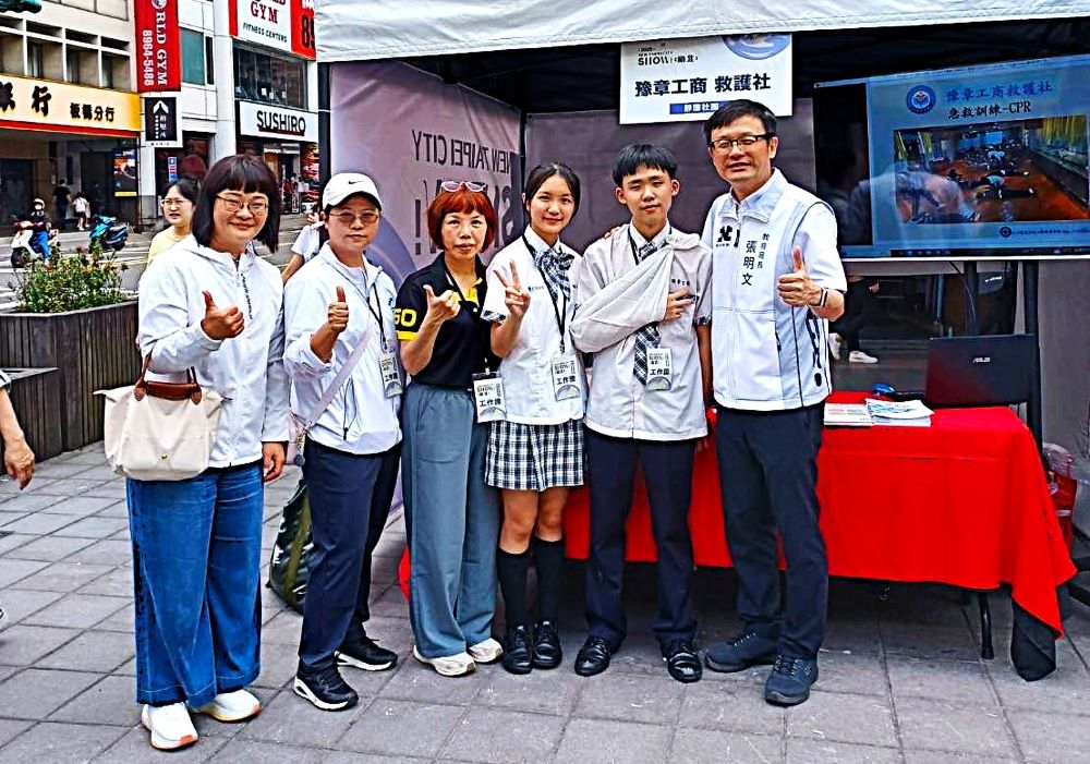 《圖說》靜態學校救護社團活動,體驗救護知能及學習包紮。〈教育局提供〉