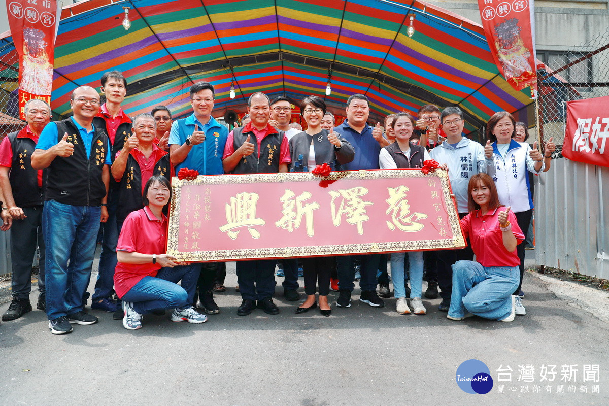 許縣長贈匾予新興宮，感謝媽祖庇佑大家平安。（縣府提供）