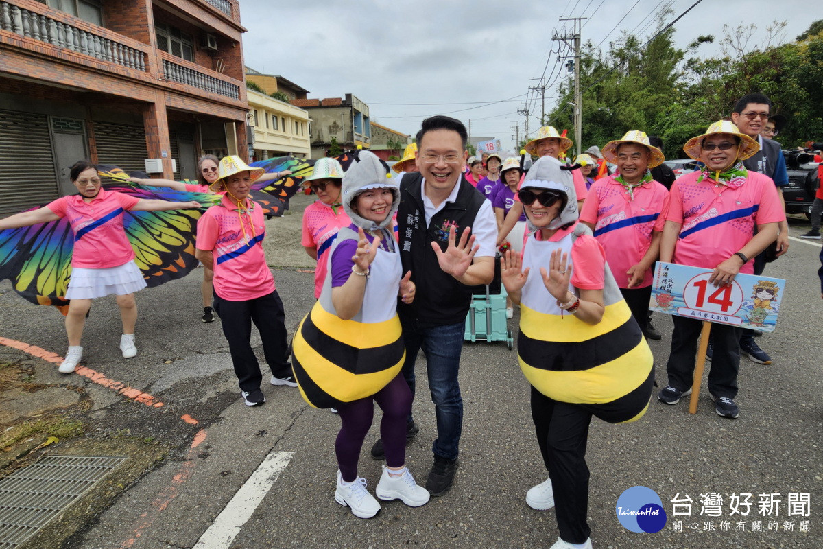 桃園市副市長蘇俊賓出席「2025石滬媽祖文化節」，與各區團隊進行創意踩街。