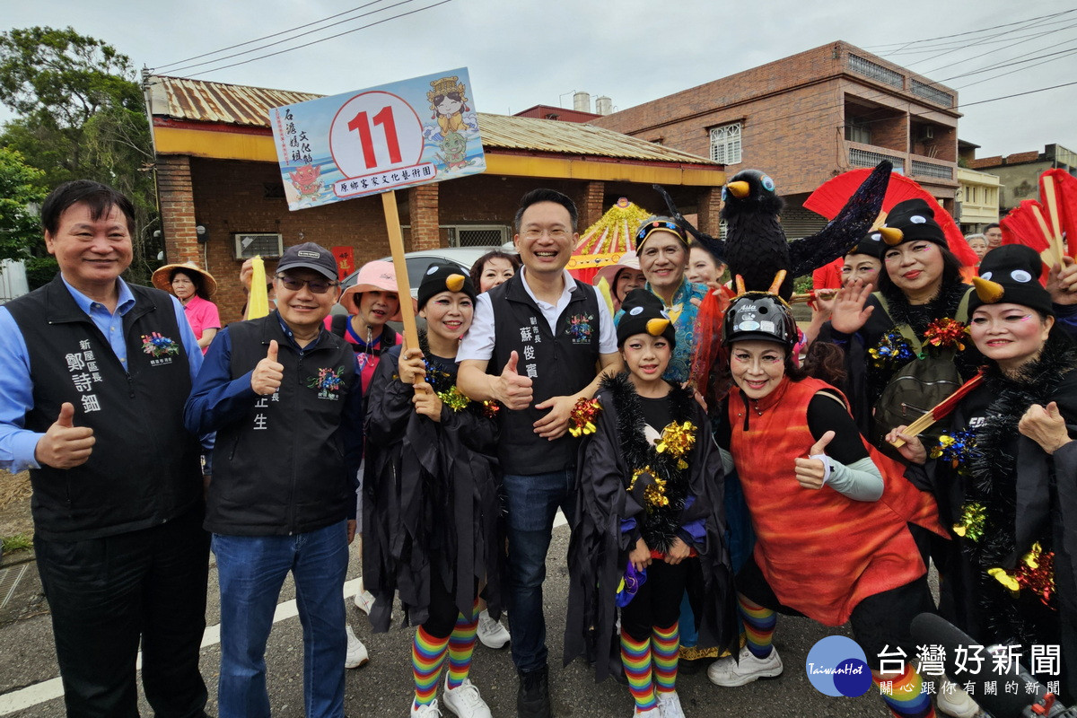 桃園市副市長蘇俊賓出席「2025石滬媽祖文化節」，與各區團隊進行創意踩街。