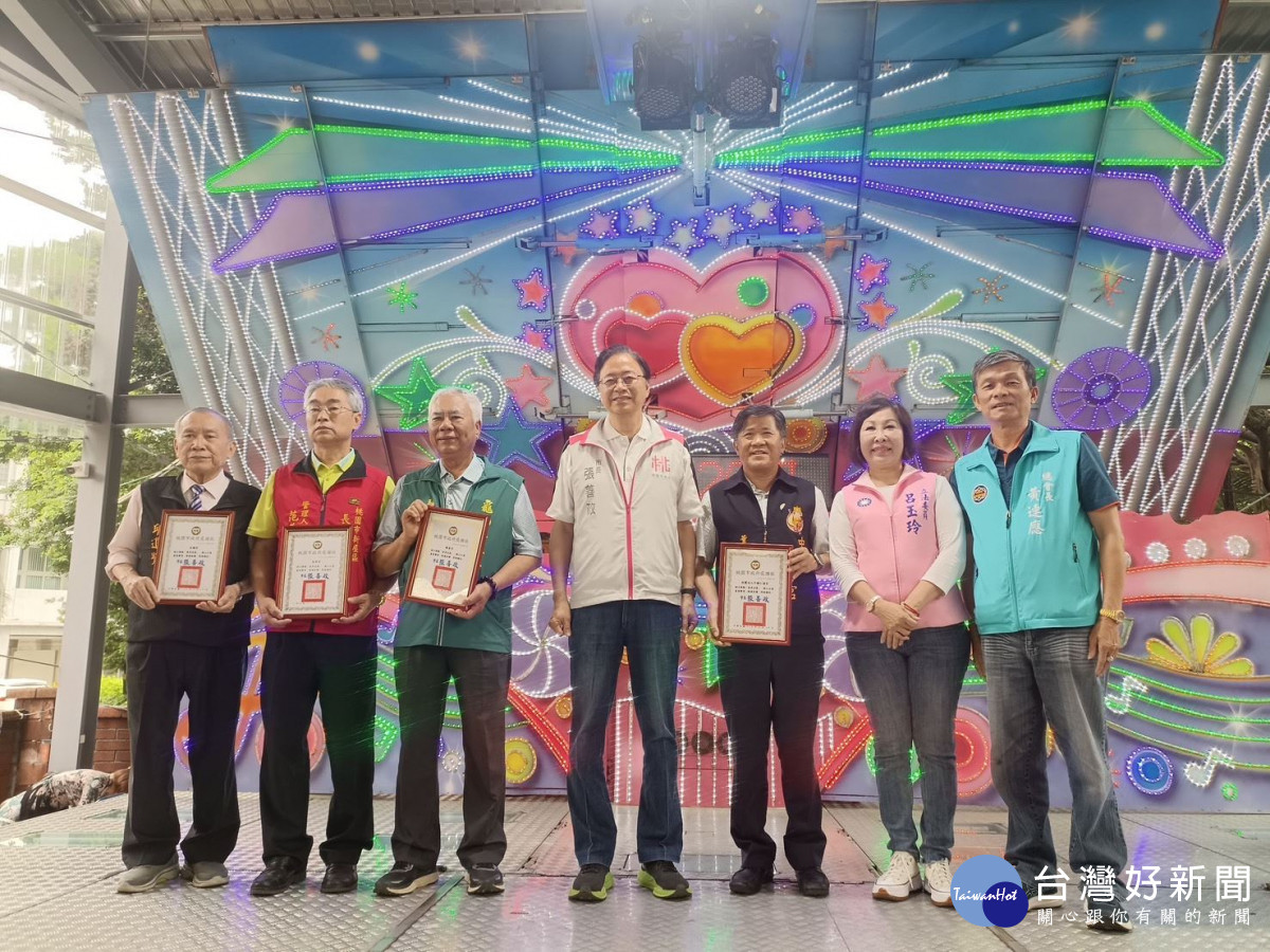 市長與貴賓合影。