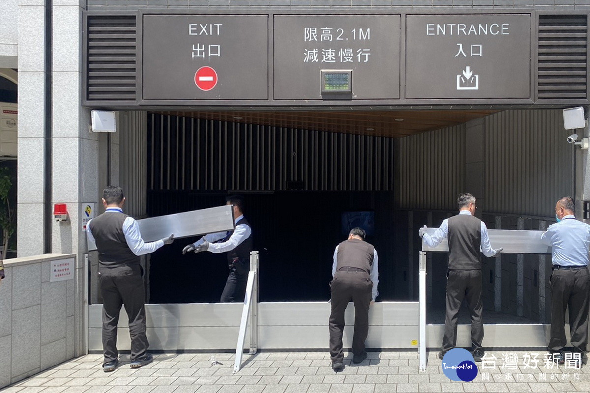 強化桃園社區防災能力,桃園市政府建築管理處與消防局前往社區進行防災預防宣導及防汛演練。