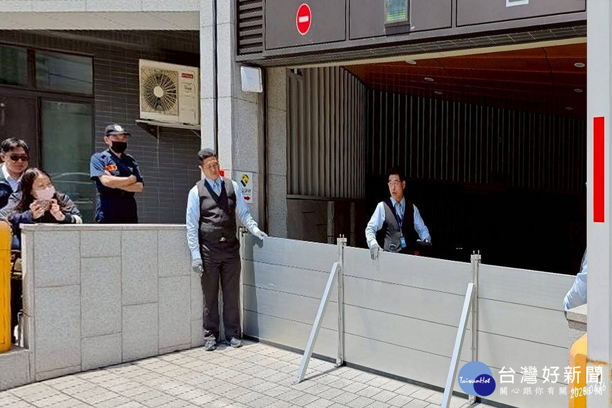 強化桃園社區防災能力,桃園市政府建築管理處與消防局前往社區進行防災預防宣導及防汛演練。