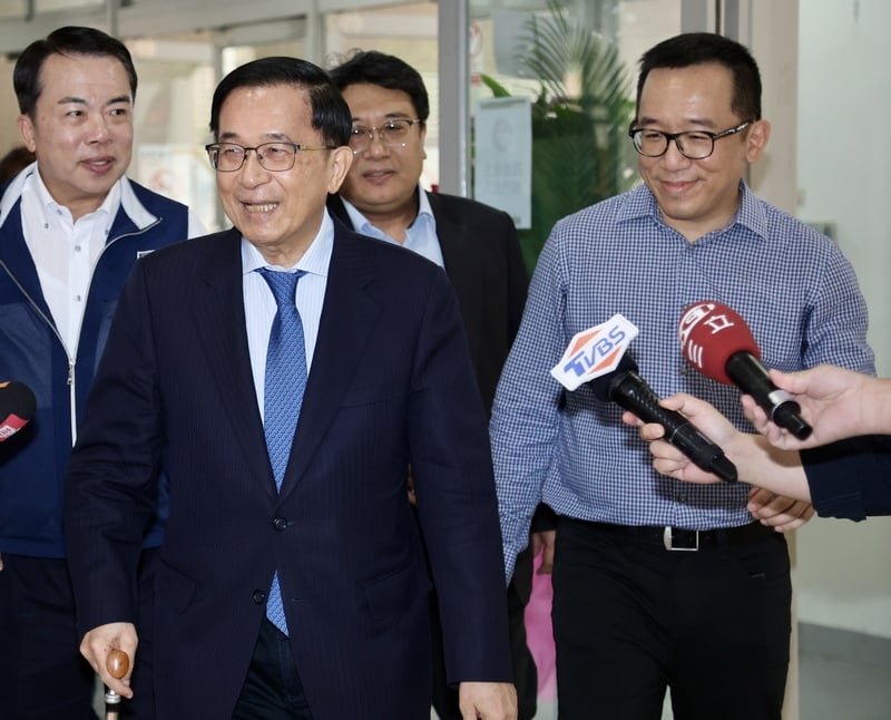 凱達格蘭學校19日在台北舉辦黃信介先生紀念講座,前總統陳水扁(左2)應邀出席,以「台灣民主的韌性與轉型」為題發表演說。 中央社