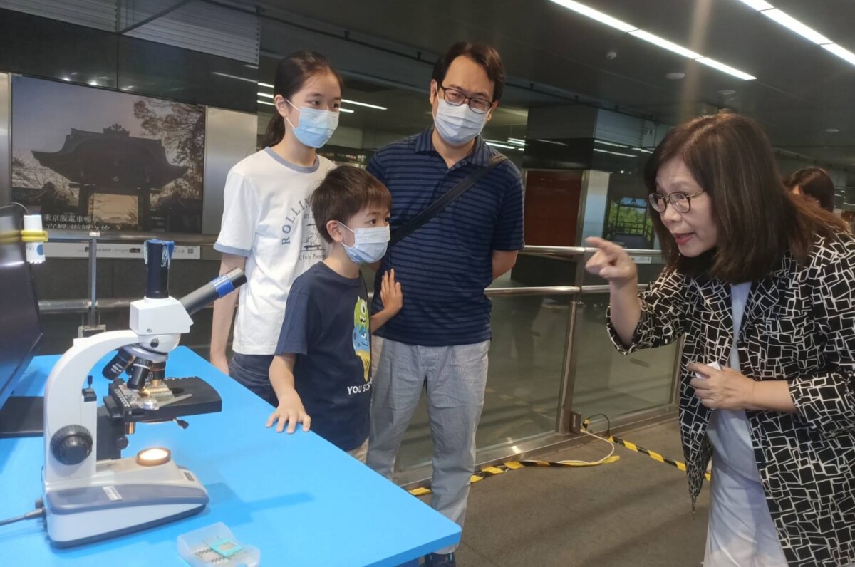 ▲圖說:主委管碧玲親自將保育措施傳達給學童,學習、實踐海洋保育理念。( 記者李堂安攝)