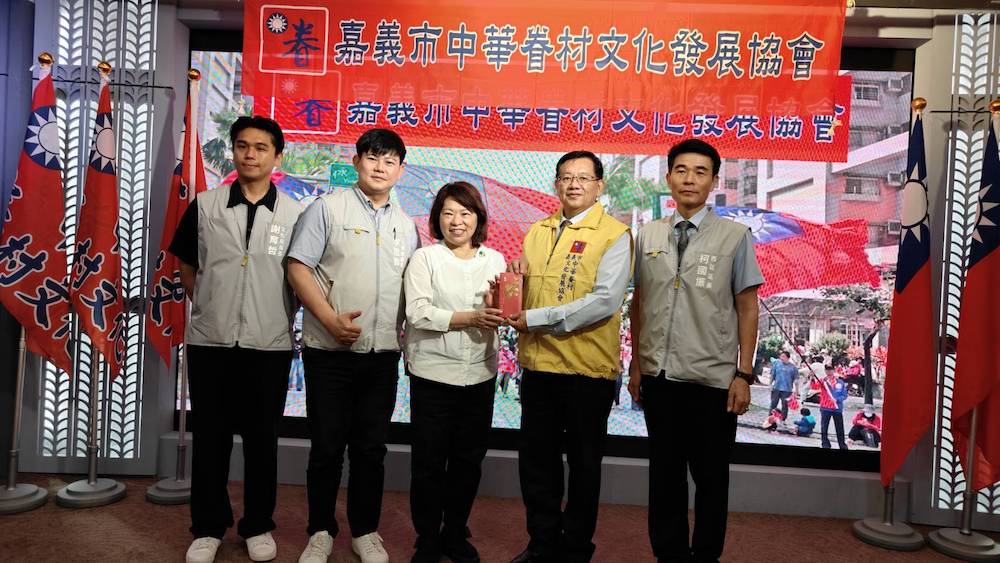 嘉義市黃敏惠市長（中）帶領團隊到場觀禮。（圖/記者陳惲朋翻攝）