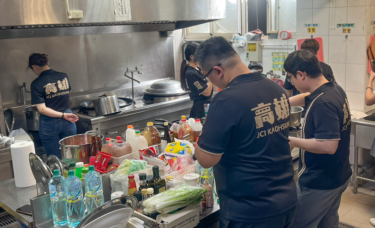 ▲這次活動由卜美肉品有限公司董事長陳耀勳董事長贊助優質食材，新國際西餐廳陳萬泓總經理提供西餐餐具，讓西餐走進兒童之家。（圖/高雄國際青年商會提供）
