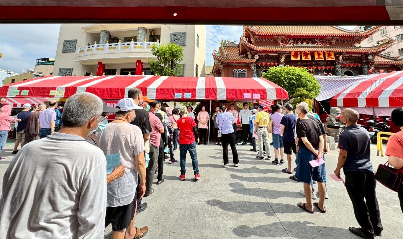 溫暖送關懷 推動善循環!苓雅區公所聯手台電及地方廟宇發送物資助弱勢