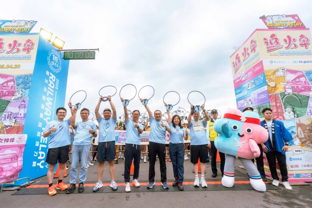 ▲2025新北市鐵道馬拉松接力賽由市長侯友宜、觀旅局局長楊宗珉、壯寶及與會貴賓持接力環合影，預祝活動順利。（新北市觀旅局提供）