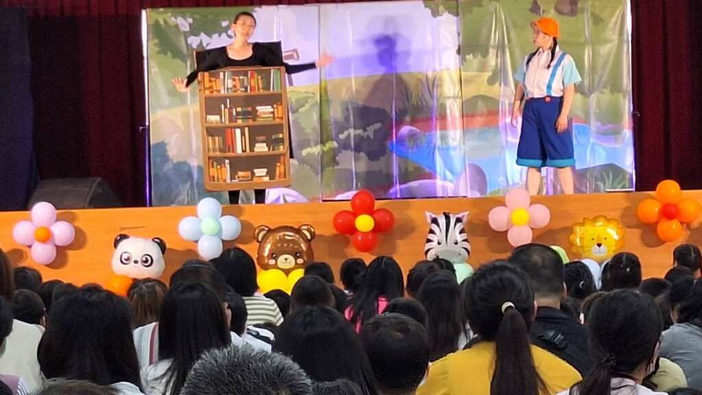 ▲蘋果劇團到和美鎮立圖書館演出《2025 和美囝仔好幸福-童書奇緣》劇碼，闡述故事主人翁多多，由一個不喜歡閱讀的小孩，在偶然中，藉由圖書館的書精靈為她解說閱讀的美好。（記者林明佑翻攝）