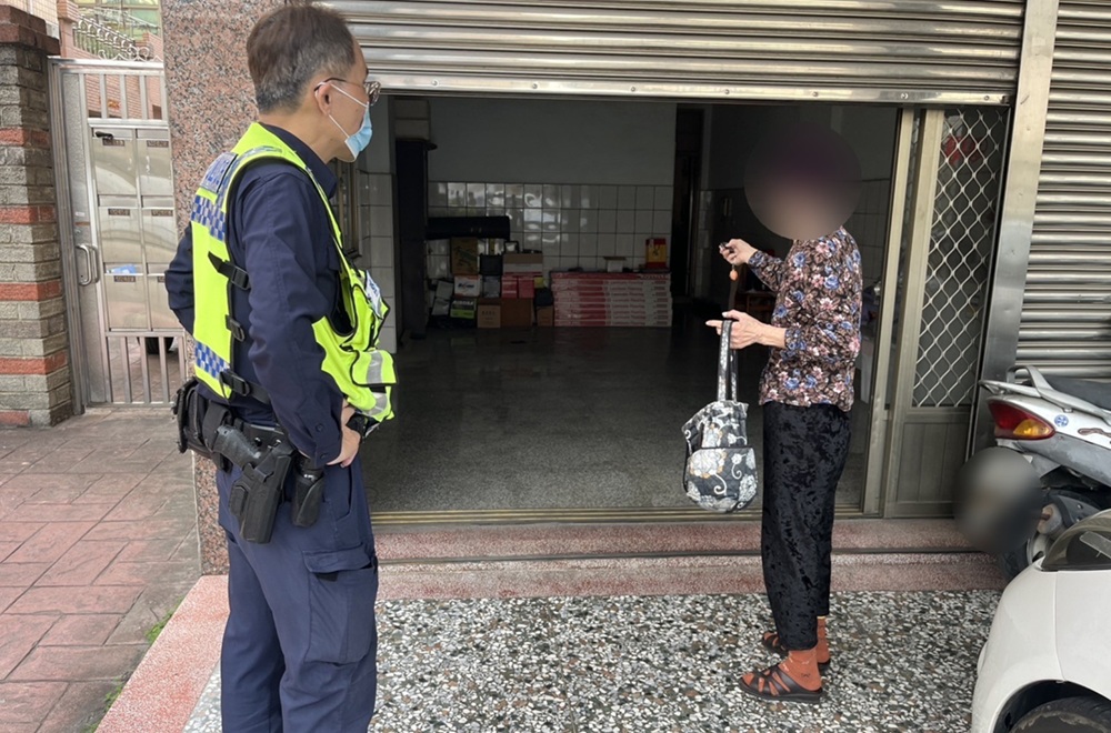 ▲圖說:72歲林婦在警車上看到熟悉街景,帶領員警找到自己的住處 (圖/台中市政府 提供)
