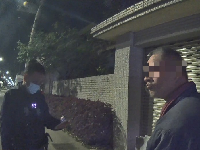 觀音男偷跑出門離家10公里 壢警靠「鞋子」幫找家人 60 S 13172745