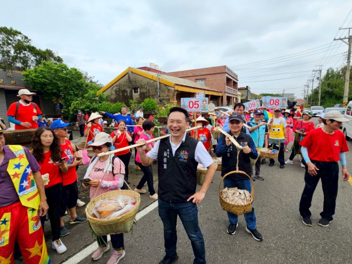 蘇俊賓與民共挑福擔創意踩街 讚石滬媽祖文化節「規模不大卻精彩」 77 1321315 1