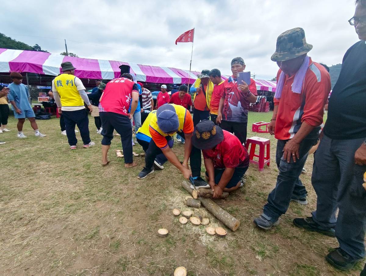 原住民傳統鋸木比賽首登場，參賽選手紛紛拿出看家本領爭取佳績。(記者包克明 翻攝)