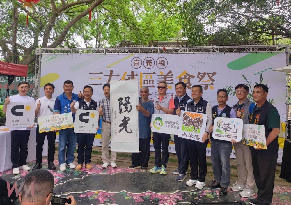 「嘉好料 義起玩」美食祭是嘉義縣陽光郊遊社的年度盛事,今(20)日上午,在新港鄉板陶車站集結「南笨港休閒農業區」、「瑞峰太和休閒農業區」、「茶山休閒農業區」等三大休閒農業區的優質農產品盛大登場。(圖/記者任禮清攝)