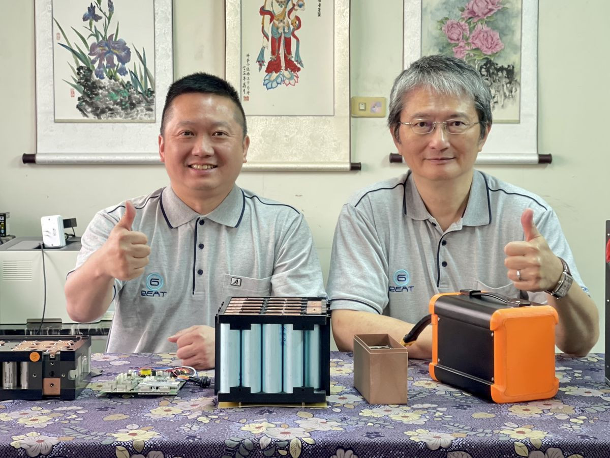 聚磊智慧能源科技董事長張亞青（左）、總經理黃怡仁（右）及公司設計製造之動力電池組產品。