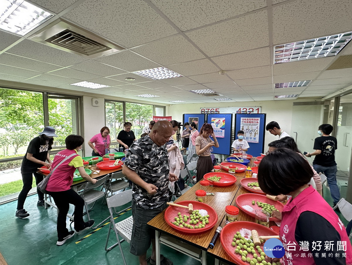 多元同行系列大家手作脆梅。（衛生局提供）