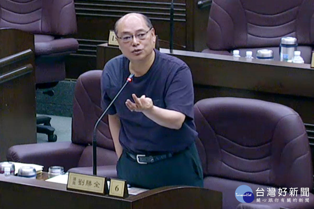 桃園市議員劉勝全於議事堂進行質詢。<br /><br />